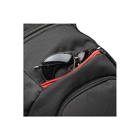 Schwarzer Rucksack mit Sonnenbrille in einer roten ReiÃŸverschlusstasche.