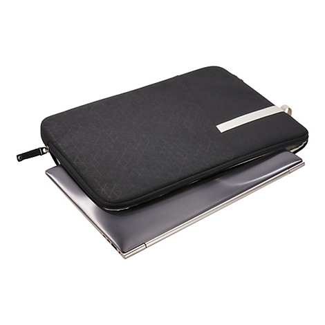 Ein schwarzes Laptop-Case mit ReiÃŸverschluss, in dem sich ein silberner Laptop befindet. Oben ist ein weiÃŸer Streifen angebracht.