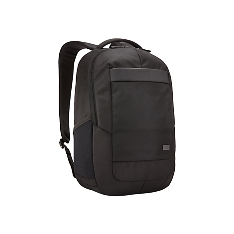 Schwarzer Rucksack vor weiÃŸem Hintergrund. Auf der Vorderseite eine Tasche.