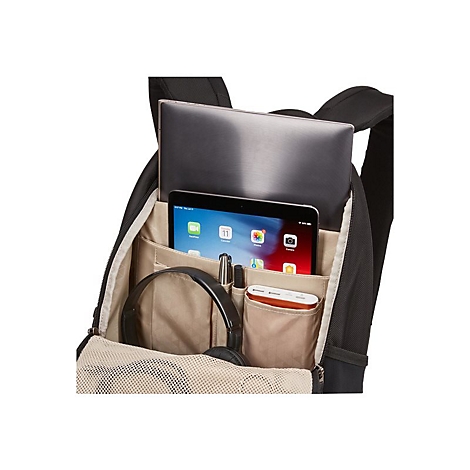 Schwarzer Rucksack mit Laptop, Tablet, KopfhÃ¶rern, Stiften und Powerbank. InnenfÃ¤cher aus beigem Stoff.