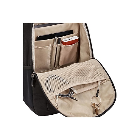Nahaufnahme eines geÃ¶ffneten Rucksacks mit verschiedenen FÃ¤chern. Darin befinden sich ein Tablet, Stifte, ein Akku, Kabel und SchlÃ¼ssel.