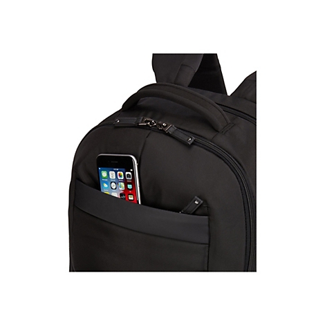 Schwarzer Rucksack mit einer Tasche, in der sich ein Smartphone befindet.
