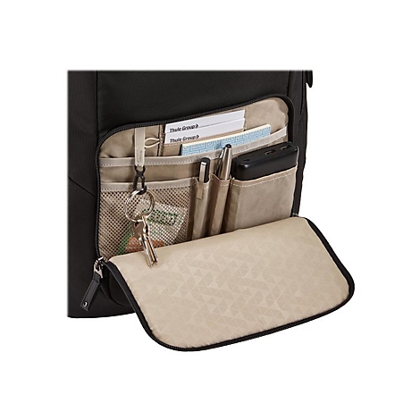Schwarze Laptoptasche mit offenen FÃ¤chern: SchlÃ¼ssel, Stifte, Notizen und Powerbank. Auf hell beigem Stoff ausgekleidet.