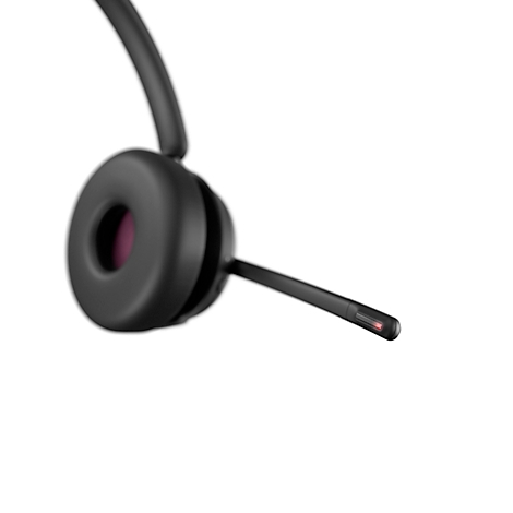 Casque noir avec microphone, lumière rouge au bout, sur fond blanc.
