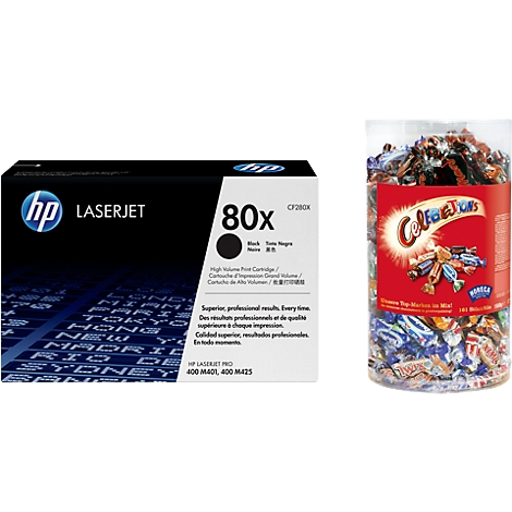 Cartouche de toner noire à côté d'un contenant de bonbons.