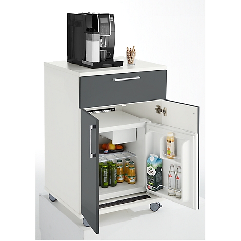 Ein mobiler Kühlschrank mit Kaffeemaschine und Zubehör. Die Tür ist geöffnet, sichtbar sind Getränke und Lebensmittel.