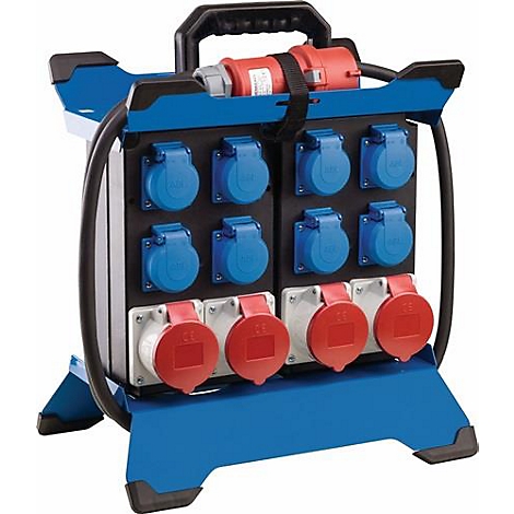 Een blauwe en zwarte verdeelkast met stopcontacten. Een handvat aan de bovenkant en een rode stekker.