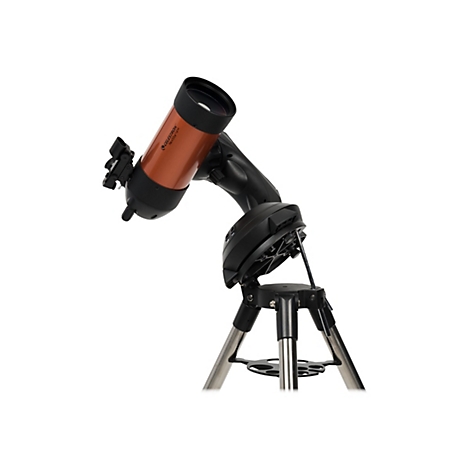 Ein Teleskop auf einem Stativ. Das Teleskop ist orange und schwarz, mit der Aufschrift "Celestron NexStar 4SE".