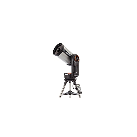 Un télescope sur un trépied, le tube argenté, avec des accents noirs et orange, sur fond blanc.