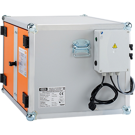 Grauer Koffer mit orangefarbenem Rahmen und einer weissen Box mit einem gelben Dreieck. Schwarzes Stromkabel.