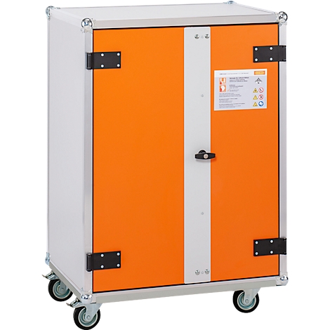 Ein Schrank auf Rädern. Zwei orangefarbene Türen, mittig durch einen weissen Streifen geteilt. Auf den Türen ein Schild.