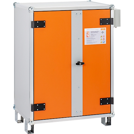 Metallschrank mit orangefarbenen Türen und silbernem Rahmen. Ein Warnhinweis ist auf der rechten Tür sichtbar. Der Schrank steht auf silbernen Füssen.