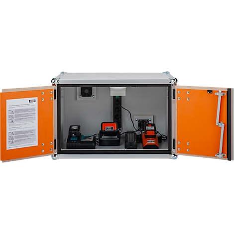 Une valise en aluminium ouverte avec des portes orange. À l'intérieur se trouvent des appareils, des câbles et un ventilateur.