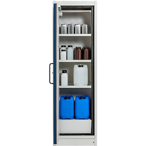 Armoire blanche ouverte avec divers conteneurs de différentes tailles et couleurs.