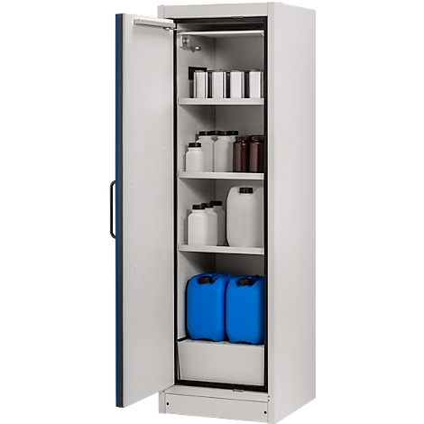 Une armoire de rangement blanche ouverte, remplie de bouteilles et de bidons de différentes tailles. Une barre bleue est sur le bord gauche.
