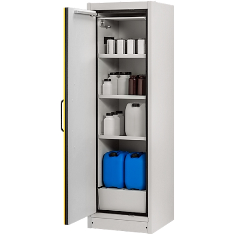 Armoire de sécurité blanche ouverte avec bord jaune. À l'intérieur, il y a des bouteilles et des bidons. Les portes sont ouvertes.