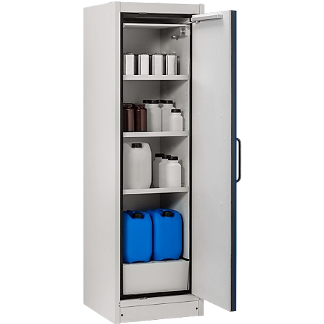 Une armoire blanche ouverte avec des étagères remplies de bouteilles et de bidons. Bidons bleus en bas.