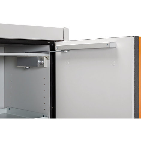 Gros plan sur une armoire ouverte avec ferme-porte.