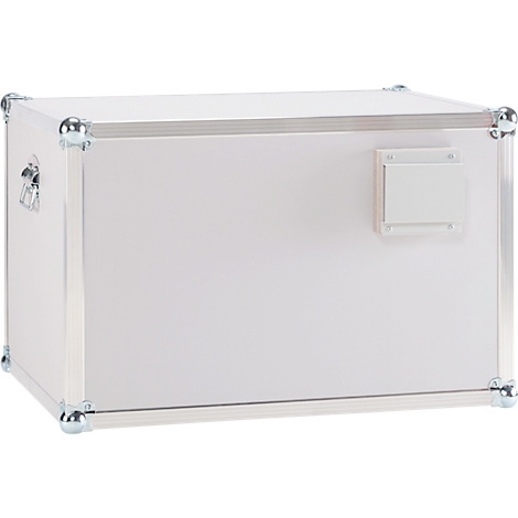 Valise blanche avec renforts argentés et protections d'angle. Il y a une petite fermeture rectangulaire sur le côté.
