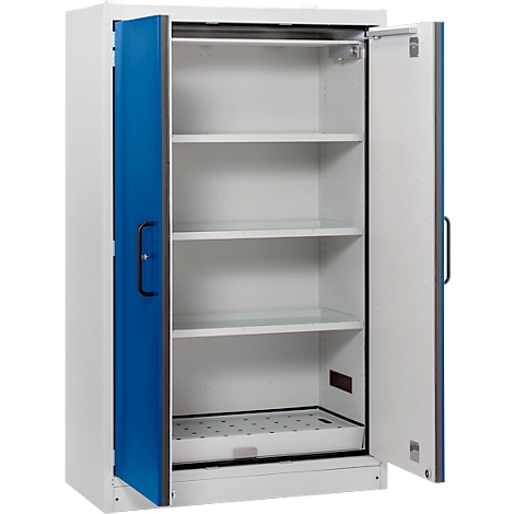 Offener Schrank mit blau abgesetzter Tür, dahinter Regalböden und eine Auffangwanne.