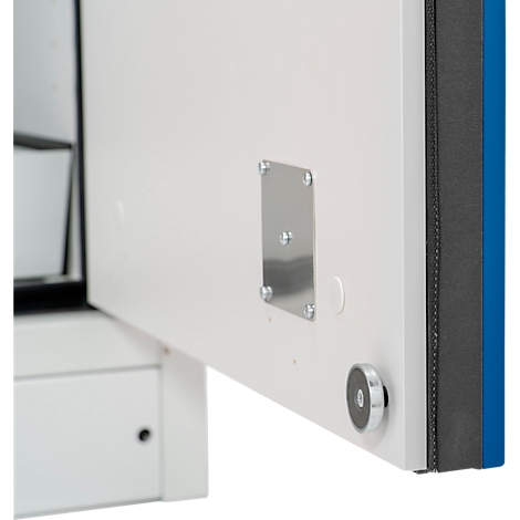 Close-up van een witte deur met een metalen plaat en magneetsluiting. Rechts is een blauwe streep.