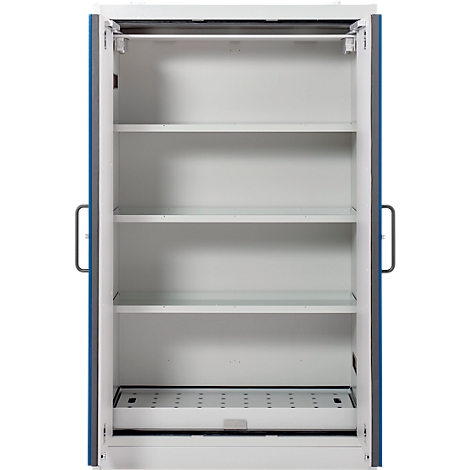 Open witte kast met glazen planken en een lade met een patroon van gaten.
