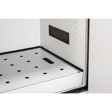 Interieur van een kast met metalen bodem en ventilatierooster. Zwarte rubberen afdichting omringt de vloer.