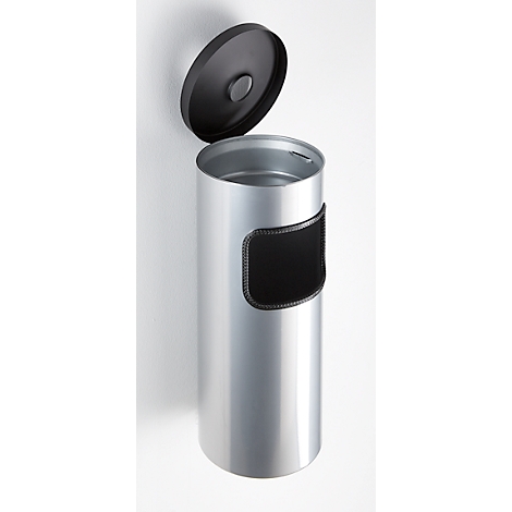 Poubelle cylindrique avec couvercle ouvert, corps argenté et insert noir.
