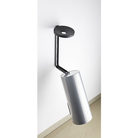 Applique murale avec support sur mur blanc. Abat-jour cylindrique en métal, incliné vers le bas. Support noir.