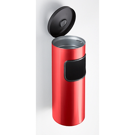 Poubelle rouge avec couvercle noir ouvert. La poubelle cylindrique a un insert noir.