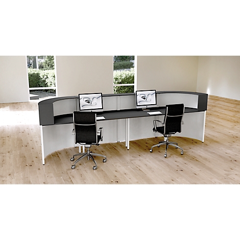 Een elegante receptiebalie met twee schermen en bureaustoelen ervoor.
