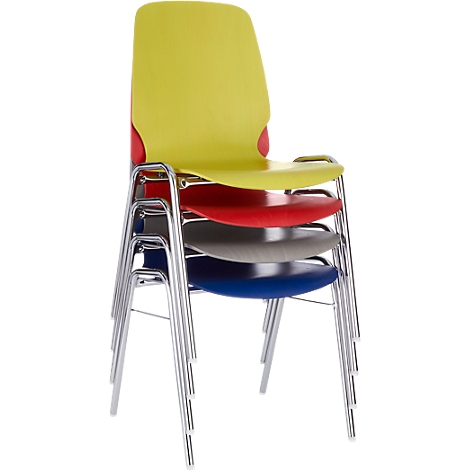 Chaises colorées empilées : jaune, rouge, gris, bleu. Cadre chromé, fond clair.