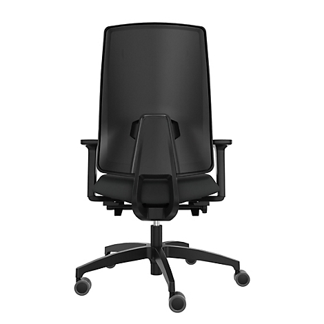 Le fauteuil de bureau noir vu de dos. La chaise a un dossier en maille, des accoudoirs et une base à roulettes.