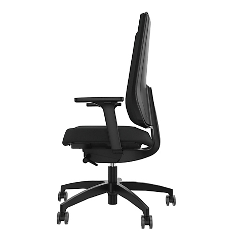 Chaise de bureau noire de profil. Haut dossier, accoudoirs, roues.