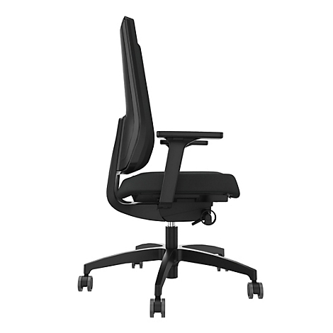 Chaise de bureau noire vue de côté. Dossier haut, accoudoirs, roulettes et ressort à gaz.