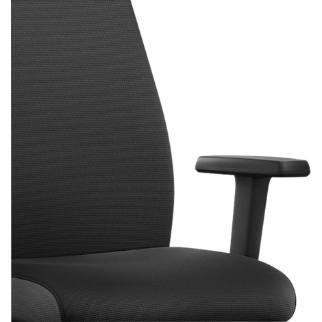 Gros plan sur une chaise de bureau noire avec accoudoir. Le tissu a une texture fine.
