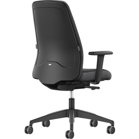Chaise de bureau noire de dos. La chaise a un dossier en maille, des accoudoirs et un piètement en étoile à cinq branches avec roulettes.