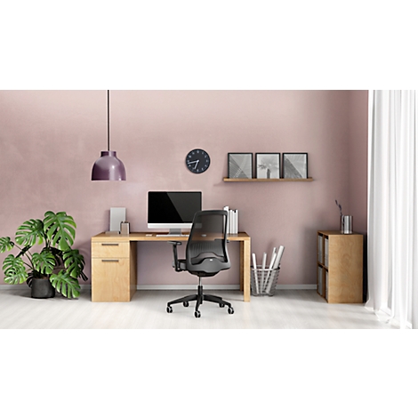Bureau rose : bureau avec chaise, ordinateur, horloge, plante et lampe.