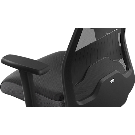 Gros plan sur une chaise de bureau noire. Accoudoir, siège et dossier sont en tissu et plastique sombres.