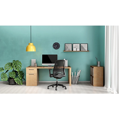 Un bureau avec un bureau, une chaise, une lampe, une horloge, des étagères et des plantes. Le fond est vert d'eau.