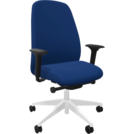 Chaise de bureau bleue avec accoudoirs noirs, base blanche et roulettes noires.