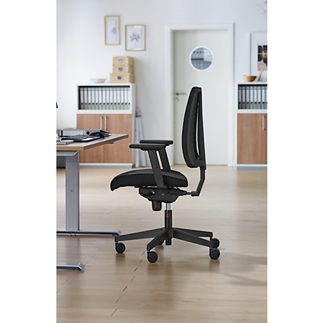 Chaise de bureau noire dans un bureau sur fond clair. La chaise est représentée de côté, les accoudoirs et le dossier sont clairement visibles.