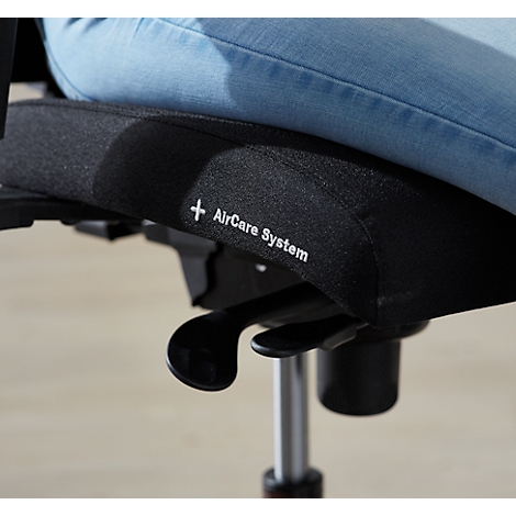Gros plan d'une assise de chaise noire avec une personne en jean assise dessus. Le côté indique "+ AirCare System".