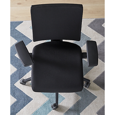 Vue de dessus d'une chaise de bureau noire avec accoudoirs. La chaise est posée sur un tapis à motif zigzag bleu et gris.