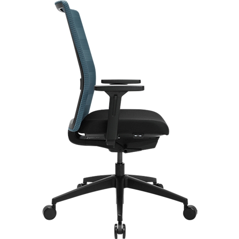 Vue latérale d'une chaise de bureau moderne avec dossier en maille bleue, assise noire et base noire à cinq branches.