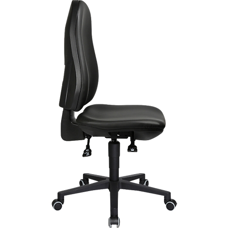 Chaise de bureau noire de profil, de forme ergonomique, avec roulettes.