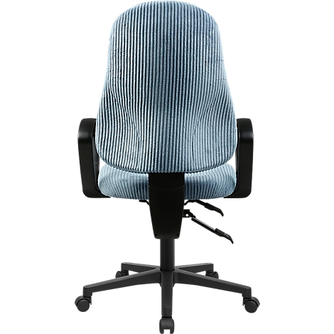 Vue arrière d'une chaise de bureau bleu clair avec un revêtement en tissu côtelé, des accoudoirs noirs et un piètement à roulettes noir.