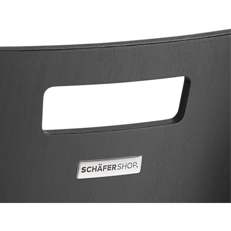 Gros plan d'un dossier de chaise noir avec un trou de poignée rectangulaire et le logo Schäfer Shop.
