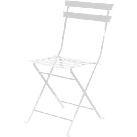Une chaise de jardin blanche et pliable avec une assise et un dossier à lattes. Jambes croisées.