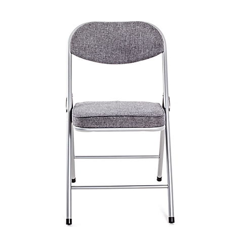 Chaise pliante grise avec revêtement en tissu. Cadre et assise en métal sur fond blanc.